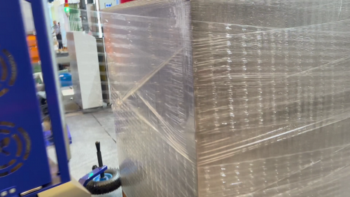 太倉(cāng)佳利塑業(yè)打孔纏繞膜在2023上海新國(guó)際博覽中心漢諾威物流展現(xiàn)場(chǎng)打包拉伸視頻